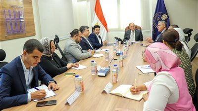 هيئة الدواء يبحث مع الشركة المصرية لتجارة الأدوية سبل ضمان توافر المستحضرات