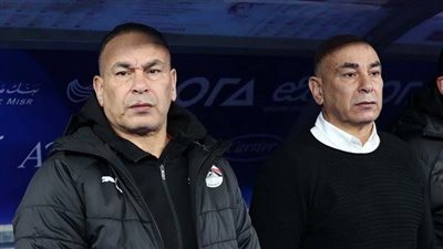 حسام وإبراهيم حسن يقدمان العزاء لمحمد الشناوي في وفاة والده