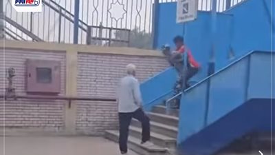 إنسانية بزي رسمي.. عسكري المترو يحمل شابًا من ذوي الهمم على ظهره