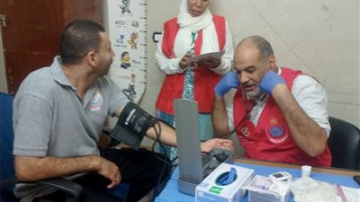 حملة 100 يوم صحة تواصل جهودها.. الفرق المتحركة تفحص المترددين بمستشفى السراج 