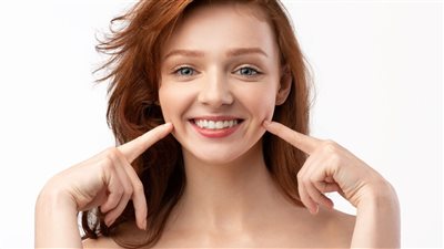 هل الغمازات من علامات الجمال ولماذا ينجذب إليها الكثيرون؟  