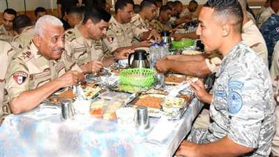 وزير الدفاع يلتقى بعدد من مقاتلى المنطقة الشمالية العسكرية لبحث الجاهزية 