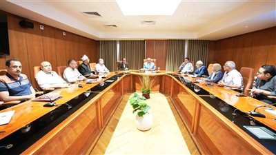 محافظ أسيوط يشهد جلسة حوارية موسعة لمناقشة التأثيرات الاجتماعية لمشروع القطار 