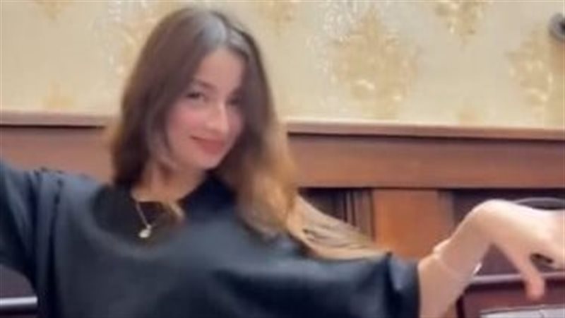 فيديو لفتاة ترقص