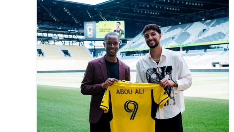 وسام أبو علي يرتدي