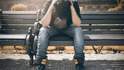 فرط التفكير في العمل.. متى يتحول إلى اضطراب؟.. أستاذ طب نفسي يجيب