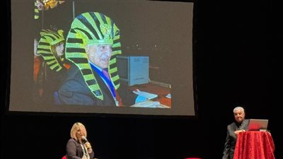 زاهي حواس يوقّع روايته “خوفو وذات العيون الذهبية” في إيطاليا