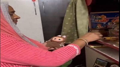 سيدة هندية تعبد دمية 