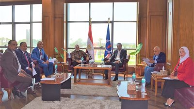 محافظ السويس يستقبل أعضاء مجلسي النواب والشيوخ لتعزيز التعاون الخدمي