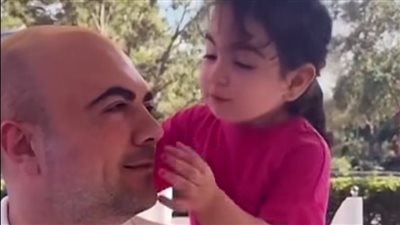 طفلة تذيب قلب والدها وتقنعه بطريقة عفوية وتتصدر الترند |فيديو