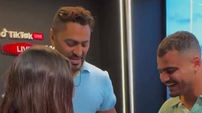 «هشتغل مأذون».. تامر حسني يشهد على خطوبة اثنين من معجبيه