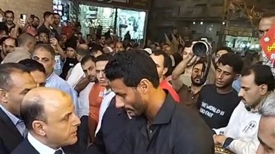 محافظ كفر الشيخ يقدم واجب العزاء في والد محمد الشناوي