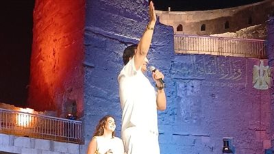 يدعم موهبة شابة .. أبرز لقطات حفل إيهاب توفيق بمهرجان القلعة