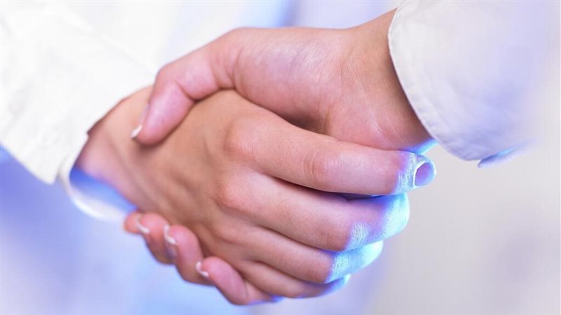 حكم مصافحة المرأة