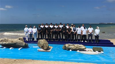 السياحة والآثار تنتشل 3 قطع ثقيلة من أسفل مياه الإسكندرية بنجاح (صور)