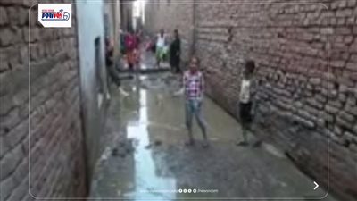 بعد غرق الشارع والمنازل.. فرق الطوارئ بمياه الفيوم تنقذ قرية سنهور 