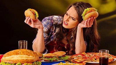 جمال شعبان يحذر: الوجبات السريعة تسبب تراكم السموم والكرش مبكرًا| فيديو 