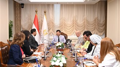 وزير الشباب يلتقي المدير الإقليمي لهيئة إنقاذ الطفولة لبحث تعزيز التعاون