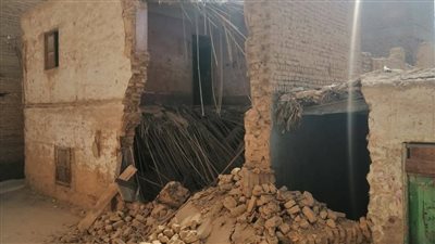 استخراج 7 أشخاص من تحت الأنقاض بعد انهيار جدار منزل في قنا