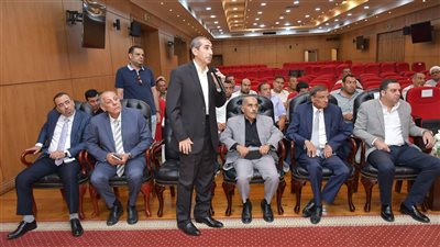 محافظ بورسعيد يبحث الاستعدادات للموسم الشتوي لمحصول البنجر 2025 /2026