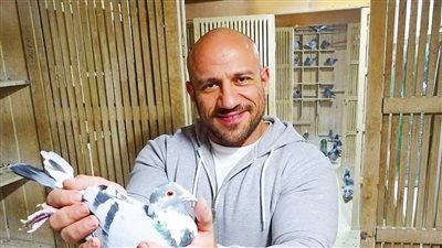 أحمد مكي.. نجم بعيد عن الأضواء اختار الطيور والحيوانات عالمًا خاصًا له