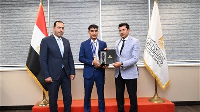 وزير الرياضة يلتقي بطل الكيك بوكس محمد راتب بعد اختياره لتمثيل المنتخب