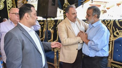 محافظ الشرقية يؤدي العزاء لأسر ضحايا إنهيار عقار شارع مولد النبي بالزقازيق
