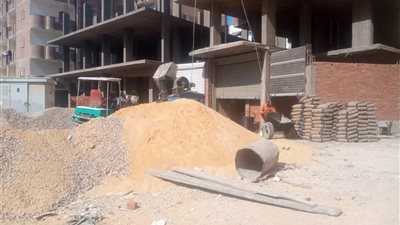 إيقاف أعمال بناء مخالفة وإزالة إشغالات في حي عتاقة بالسويس
