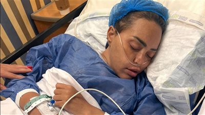 وعكة مفاجئة تُدخل دارين مصطفى المستشفى وابنتها تستغيث: