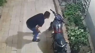 كاميرات المراقبة تفضح لصًا بالشيخ زايد.. سرق «موتوسيكل» من مدخل المنزل وهرب 