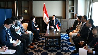 رئيس الوزراء يلتقي الرئيس والمدير التنفيذي لمنظمة اليابان للتجارة الخارجية