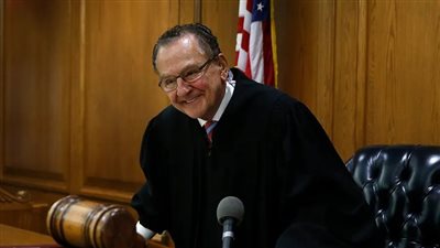 مواقف إنسانية للقاضي الرحيم فرانك كابريو.. ماذا فعل مع امرأة مسلمة وسائق مصري؟