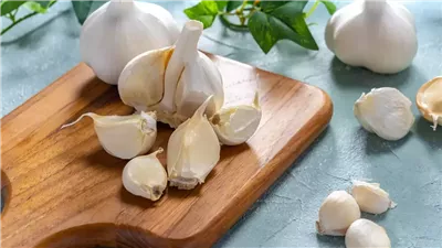 فوائد الثوم للقولون ودوره في الوقاية من الأمراض وتحسين الهضم 