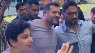 قرر يفاجئ الجمهور.. وصول عمرو يوسف مول مصر لمشاهدة فيلم 