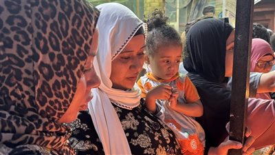 «بيولعوا الشمع».. المسلمات يشاركن الأقباط احتفالاتهم بذكرى «صعود العذراء»