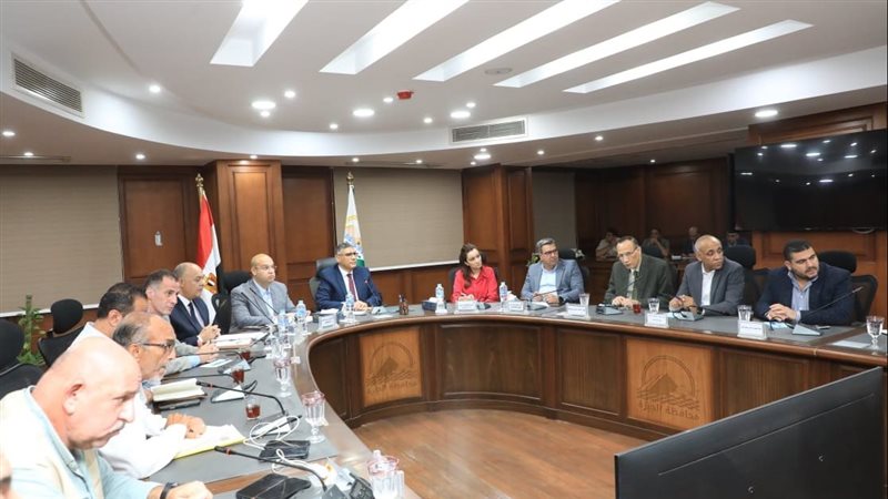محافظ الجيزة يعقد