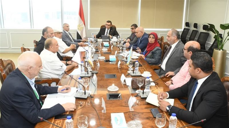 وزير الإسكان يلتقي