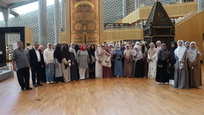 زيارة الوافدات لمكتبة