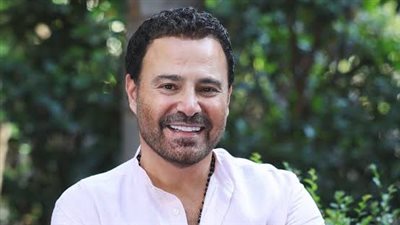 عاصي الحلاني ينتقد صعود المعجبات على المسرح ويكشف موعد زفاف ابنته