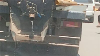 استياء في بنها بسبب سيارة صرف صحي تفرغ حمولتها في الشارع.. والأهالي يستغيثون 
