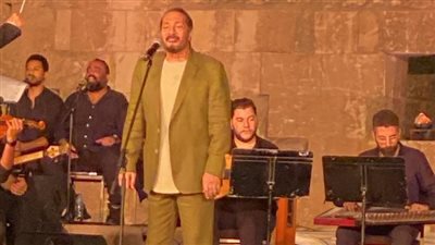 علي الحجار يفتتح حفله بمهرجان القلعة بأغنية 