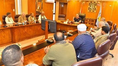 محافظ أسيوط يلتقي المزارعين لمناقشة الاستفادة من الأراضي الصحراوية 