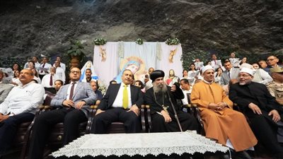 محافظ أسيوط يشارك الأقباط الليلة الختامية لاحتفالات صوم السيدة العذراء