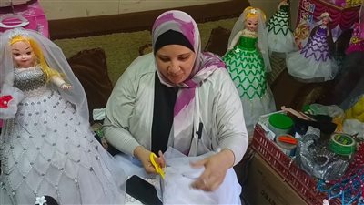 زوجها كلمة السر.. يسرا من المنوفية تبدع فى صناعة عرائس المولد