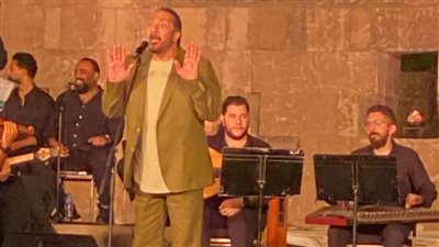 طريق صلاح سالم كان واقف.. علي الحجار يمازح جمهوره في مهرجان القلعة