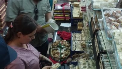 صحة المنوفية.. إعدام 17 كجم أغذية غير صالحة للاستهلاك وسحب 20 عينة للفحص