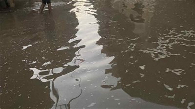 كسر ماسورة مياه تغرق شوارع قوص والمنازل في محافظة قنا