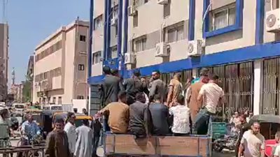 3 نعوش في وقت واحد.. تشييع جثامين أب ونجليه ضحايا عقار سوهاج المنهار