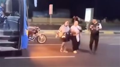 فيديو مؤثر لرجل مرور يساعد المارة يثير إعجاب الجمهور