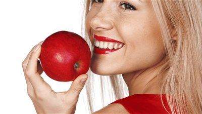 فوائد أكل التفاح قبل النوم لتعزيز الصحة والنوم العميق